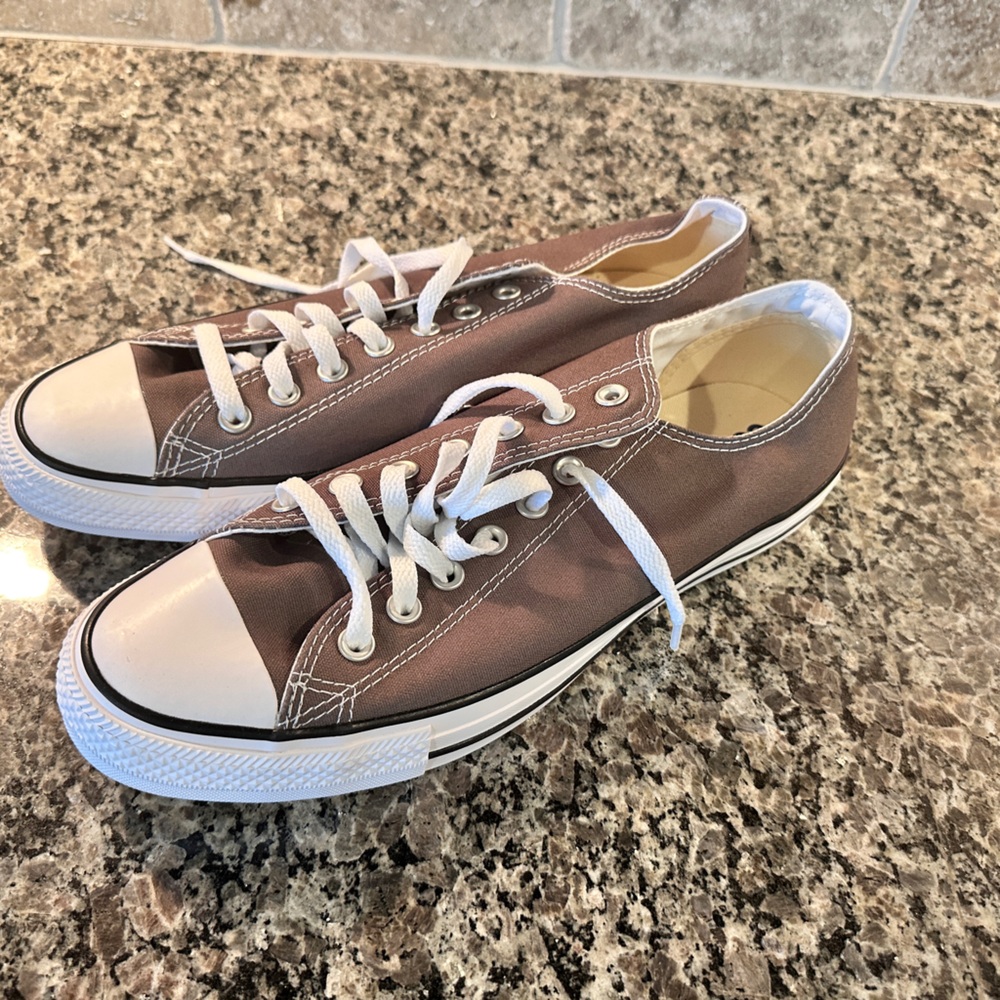 BNIB, Converse Grey/Taupe low top.